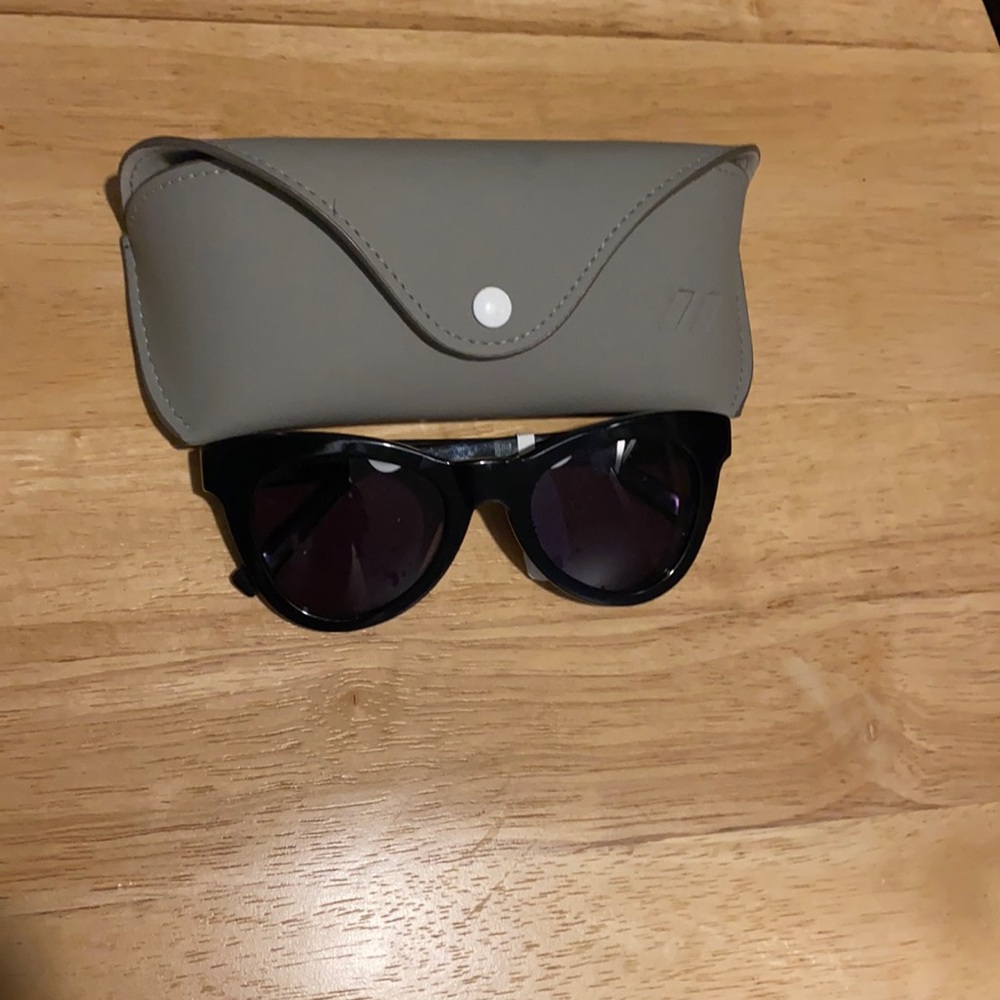 NWT Le Specs sunglasses with case